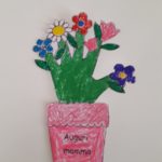 vaso di fiori con mano bambini